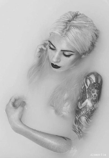 Photo by Bugger099 with the username @Bugger099,  February 5, 2016 at 1:19 AM and the text says '#bathtub  #tattoos  #girl  #blackand  #white'