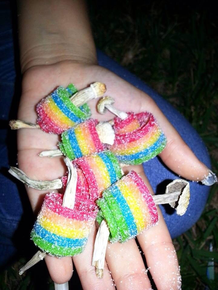 Photo by Bugger099 with the username @Bugger099,  January 12, 2016 at 6:18 PM and the text says 'in-toxiccated:

x #shrooms  #candy'