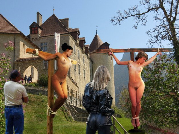 Photo by Cordelien with the username @Cordelien,  August 3, 2022 at 2:34 PM. The post is about the topic Crucifiedwoman and the text says 'Special attraction at the castle
It's open day at the castle.
As a special attraction, two employees were elected to welcome visitors from a cross'