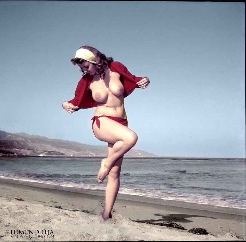 Photo by nudes-des-artiste with the username @nudes-des-artiste,  May 16, 2020 at 8:11 PM. The post is about the topic Beach Girls and the text says 'Pinup model Sue Snow photographed by Edmund Leja in 1956. Fantastic image! Sue was popular in nudist magazines in 1950s. One of the “Spider Pool” models. Appeared in a few short movie reels (8mm loops). She sported 36E breasts.

#suesnow #bigtits #pinup..'