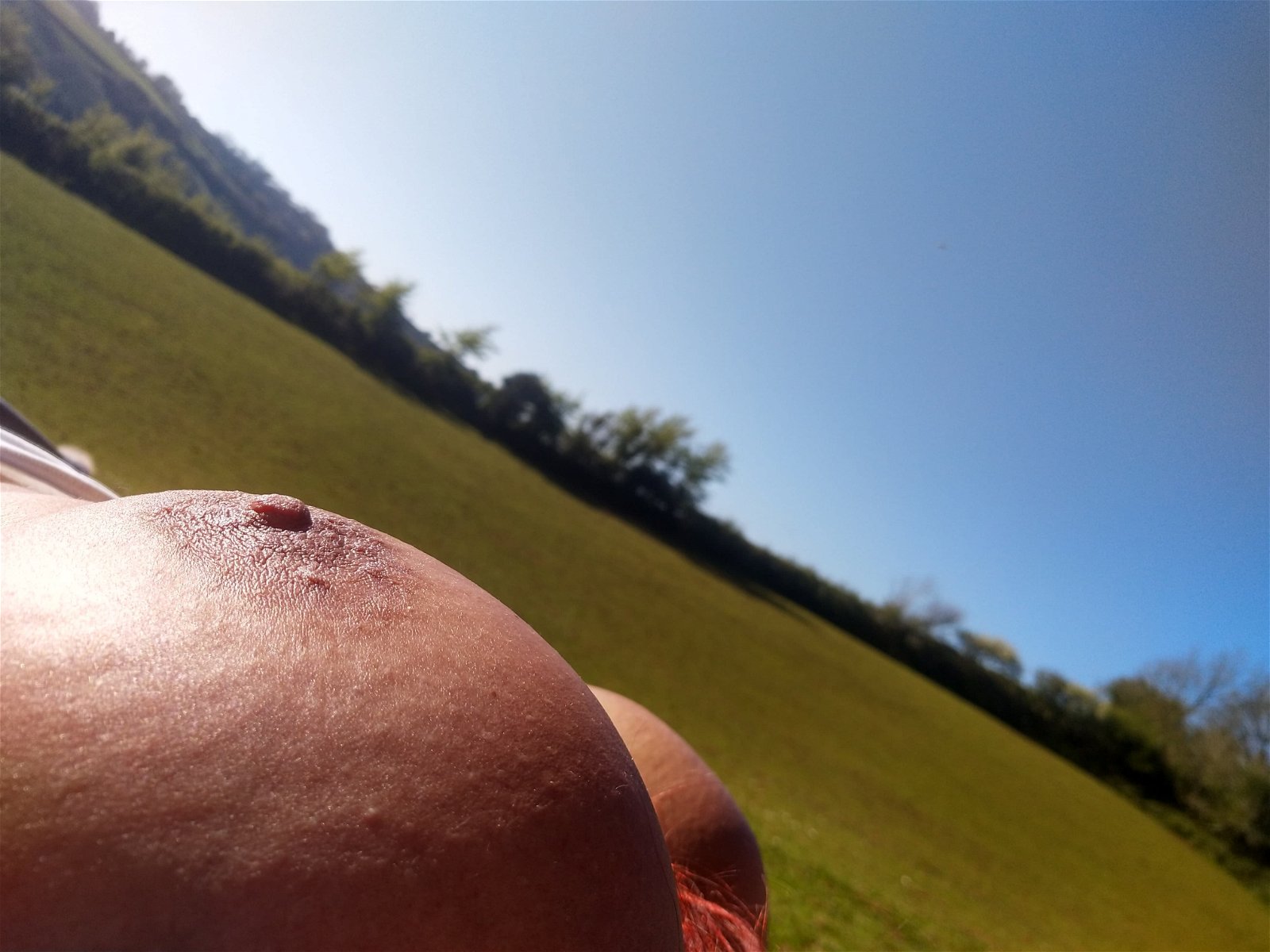 Photo by vickywhite38 with the username @vickywhite38,  May 8, 2020 at 4:07 PM. The post is about the topic Amateurs and the text says 'Green Field and my boobies - xxxx'