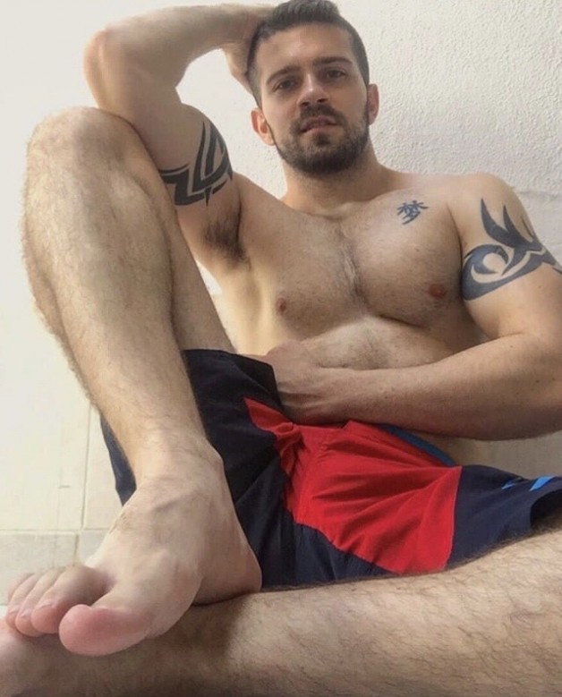 Photo by Advantager with the username @Advantager,  January 16, 2020 at 1:58 AM. The post is about the topic Horny gay foot fun