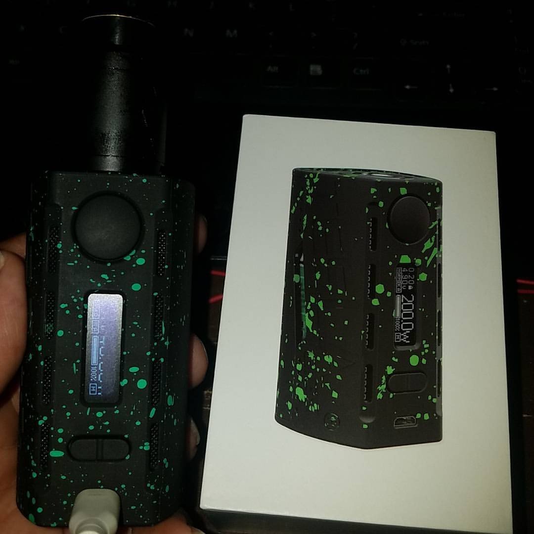 Photo by Mike Hawke with the username @wunhunglow410, who is a verified user,  September 7, 2017 at 5:20 AM and the text says 'My new @teslacigsofficial WYE 200W mod with my Bruce Pro Sumo RDA thanks to Bob at @towsonvaporium for the help on picking it out. My only grip is no way to turn it off it only has a screen lock and the screen doesn&rsquo;t cut off while charging it other..'