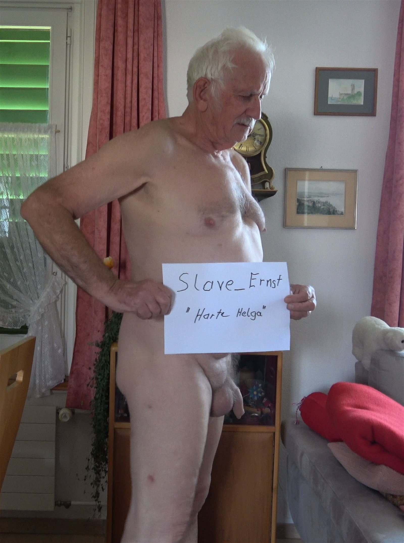 Photo by Slave Ernst with the username @ernstslave, who is a star user,  July 31, 2020 at 7:12 PM and the text says 'Slave_Ernst am fressen'
