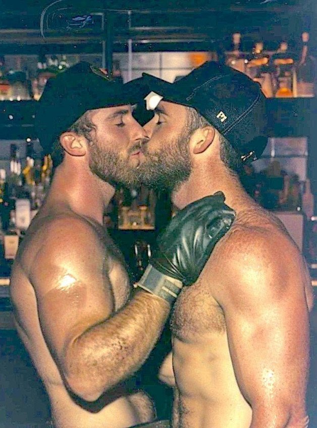 Photo by Sir Maci with the username @SirMaci,  May 31, 2024 at 6:44 AM. The post is about the topic Gay kiss and the text says 'Pickup Kiss
Csók felcsípéskor'