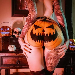 Photo by erdedrache with the username @erdedrache,  October 1, 2020 at 8:22 PM. The post is about the topic Ass and the text says '#buns #bodypaint #nude #pumpkin #halloween'