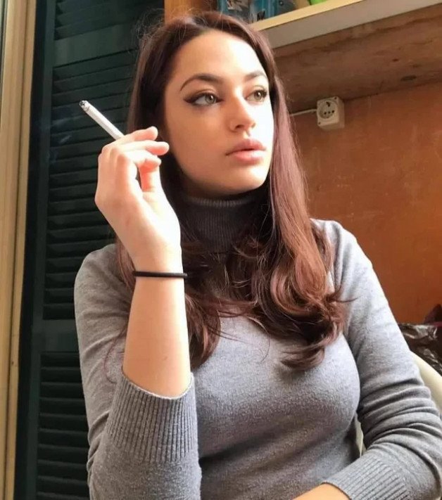 Photo by Corstophine with the username @Corstophine,  December 26, 2022 at 8:37 AM. The post is about the topic Smoking women