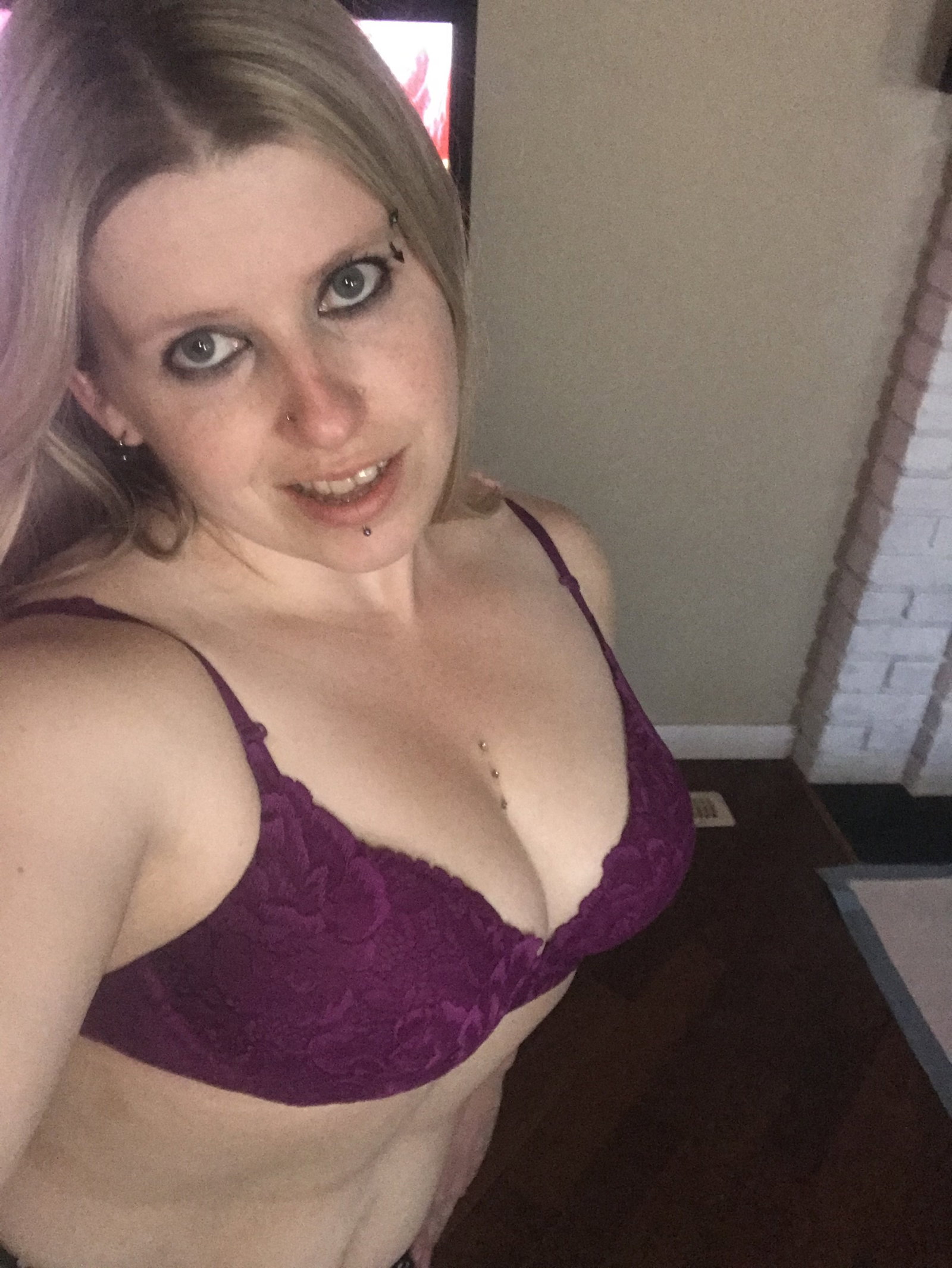 Photo by shelbz069 with the username @shelbz069, who is a star user,  August 19, 2020 at 3:53 AM. The post is about the topic MILF and the text says 'Birthday today! Cum sub to my OF now for 60% off!'