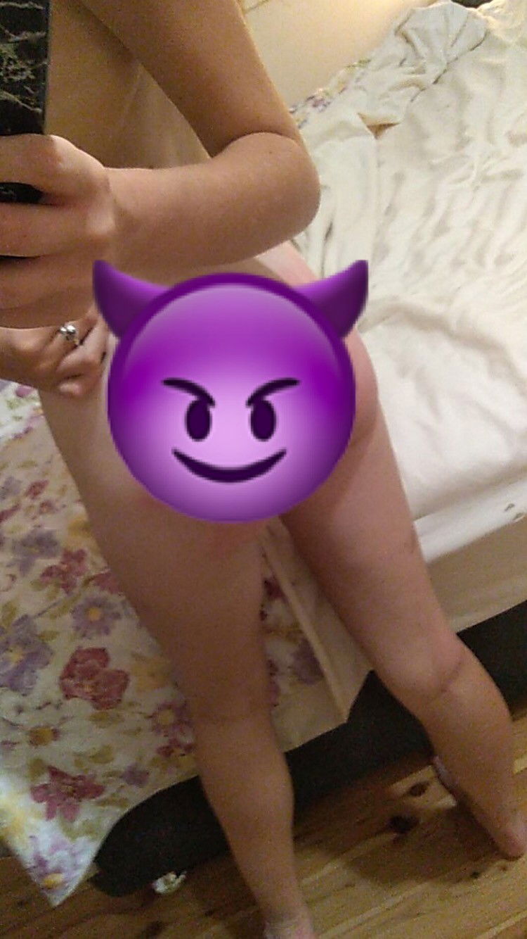 Photo by Cutiecamgirl69 with the username @Cutiecamgirl69,  August 10, 2020 at 12:43 AM and the text says 'New juicy vids and pics in the first link in my bio if you wanna go check me out 😉😉'