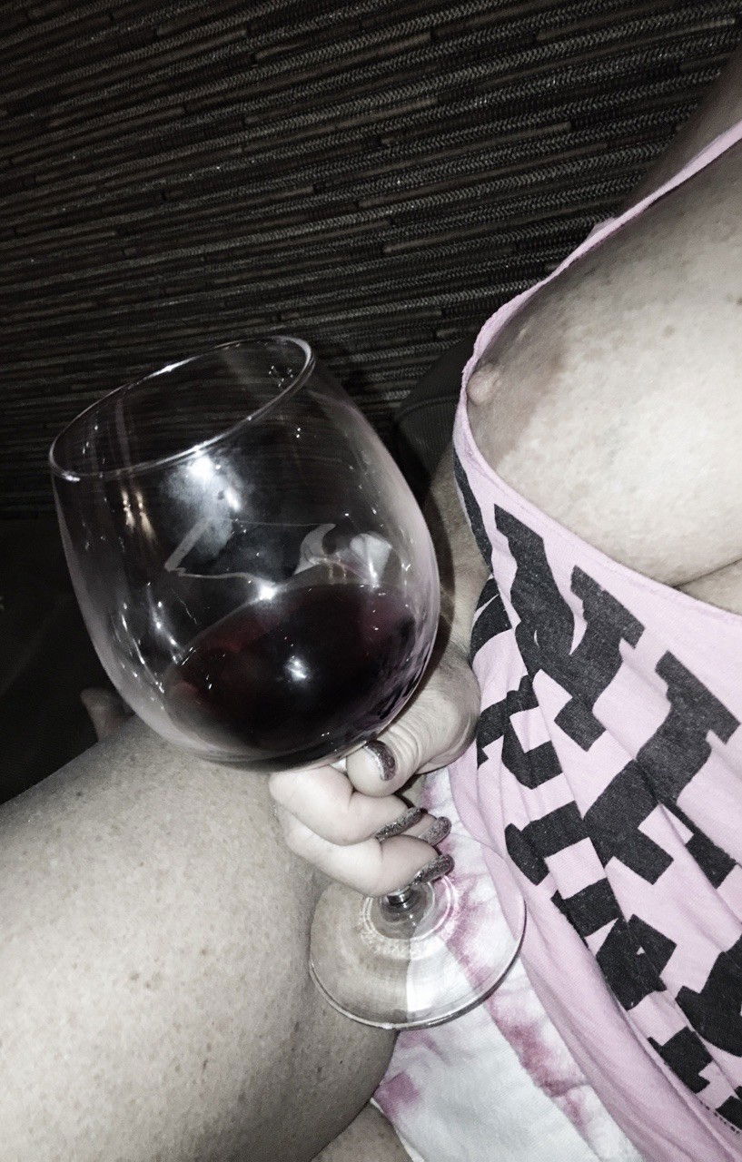 Photo by Foto4play with the username @Foto4play,  August 19, 2020 at 11:24 PM. The post is about the topic Amateurs and the text says 'Happy Wine Time'