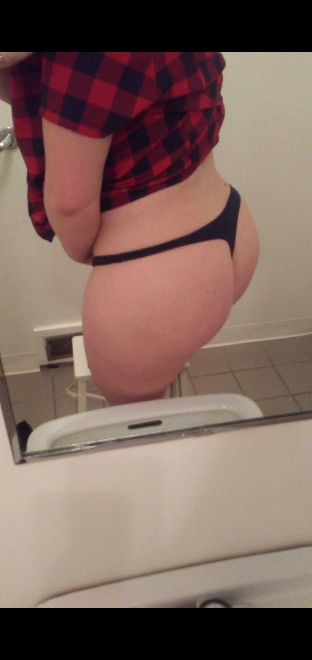 Photo by Thiccwife32 with the username @Thiccwife32,  August 18, 2020 at 12:53 AM. The post is about the topic Hotwife