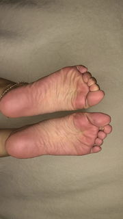 Photo by princessveronicatoes with the username @princessveronicatoes, who is a star user,  August 24, 2020 at 7:31 PM. The post is about the topic Foot Worship and the text says 'toes and soles who's loves a good wrinkly sole'