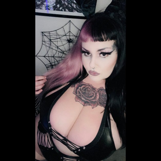 Photo by babydollhex with the username @babydollhex, who is a star user,  April 11, 2023 at 1:37 PM. The post is about the topic Alternative Models