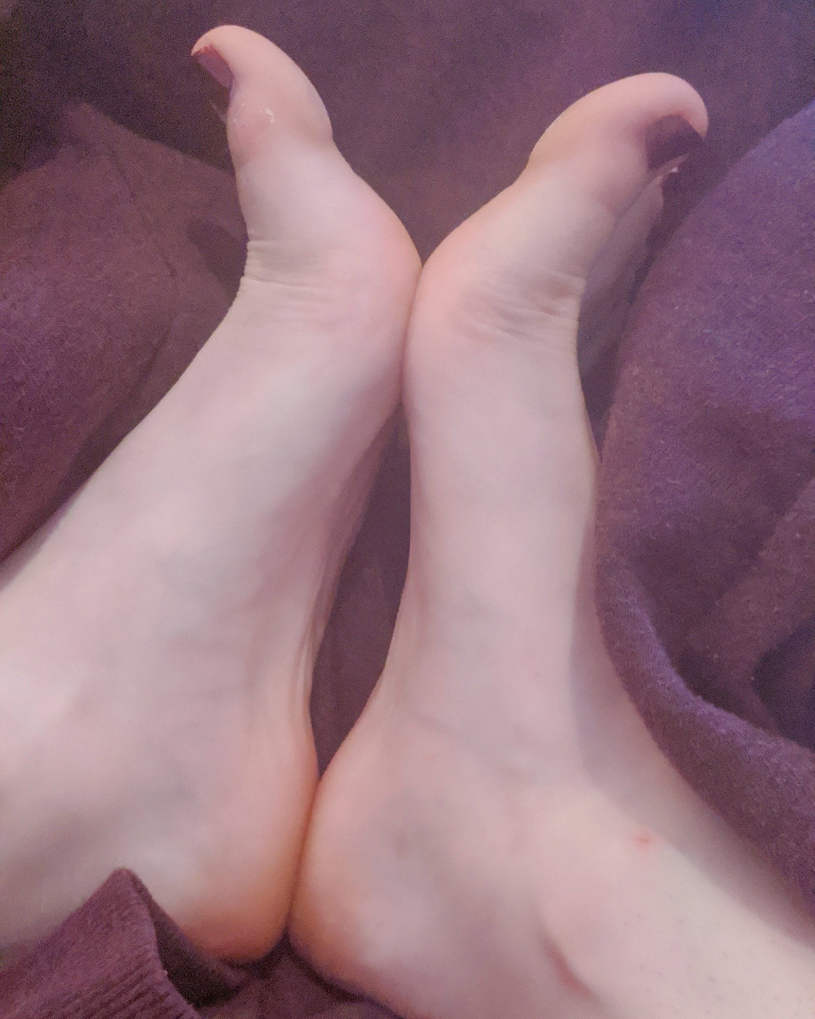 Photo by unigirlsfeet with the username @unigirlsfeet,  August 30, 2020 at 8:29 PM. The post is about the topic Foot Fetish and the text says 'A gap in my pretty feet for what?
 Message for custom content or reach out to me on twitter, insta or reddit @ unigirlsfeet'