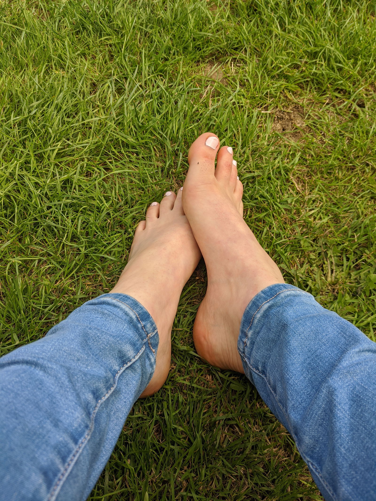 Photo by unigirlsfeet with the username @unigirlsfeet,  August 26, 2020 at 7:21 PM. The post is about the topic Foot Worship and the text says 'find me on insta, twitter and reddit @unigirlsfeet 
message me for custom content'