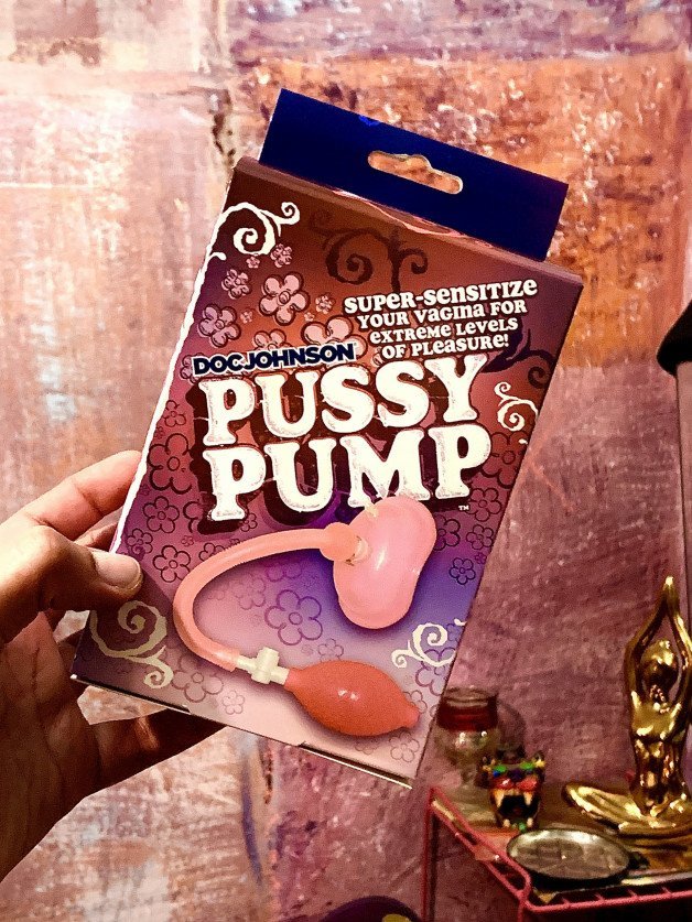 Photo by Aaliyah Amor with the username @aaliyahamor,  August 23, 2023 at 4:55 PM and the text says '#pussypump #camgirliam #yesicam'