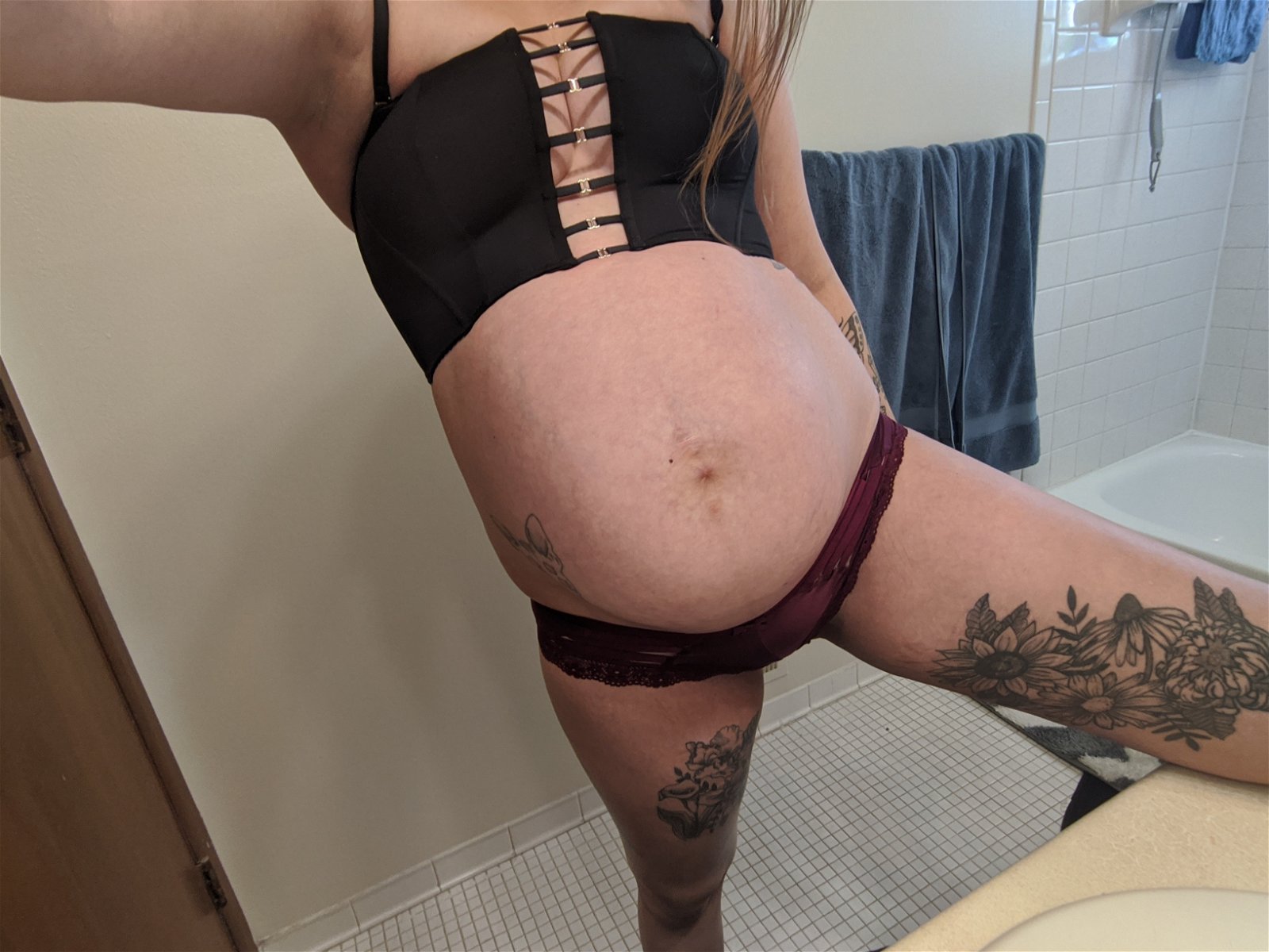 Photo by Literally0k with the username @Literally0k,  September 14, 2020 at 4:21 PM. The post is about the topic Pregnant and the text says '50% off onlyfans, link on profile 😉💋'
