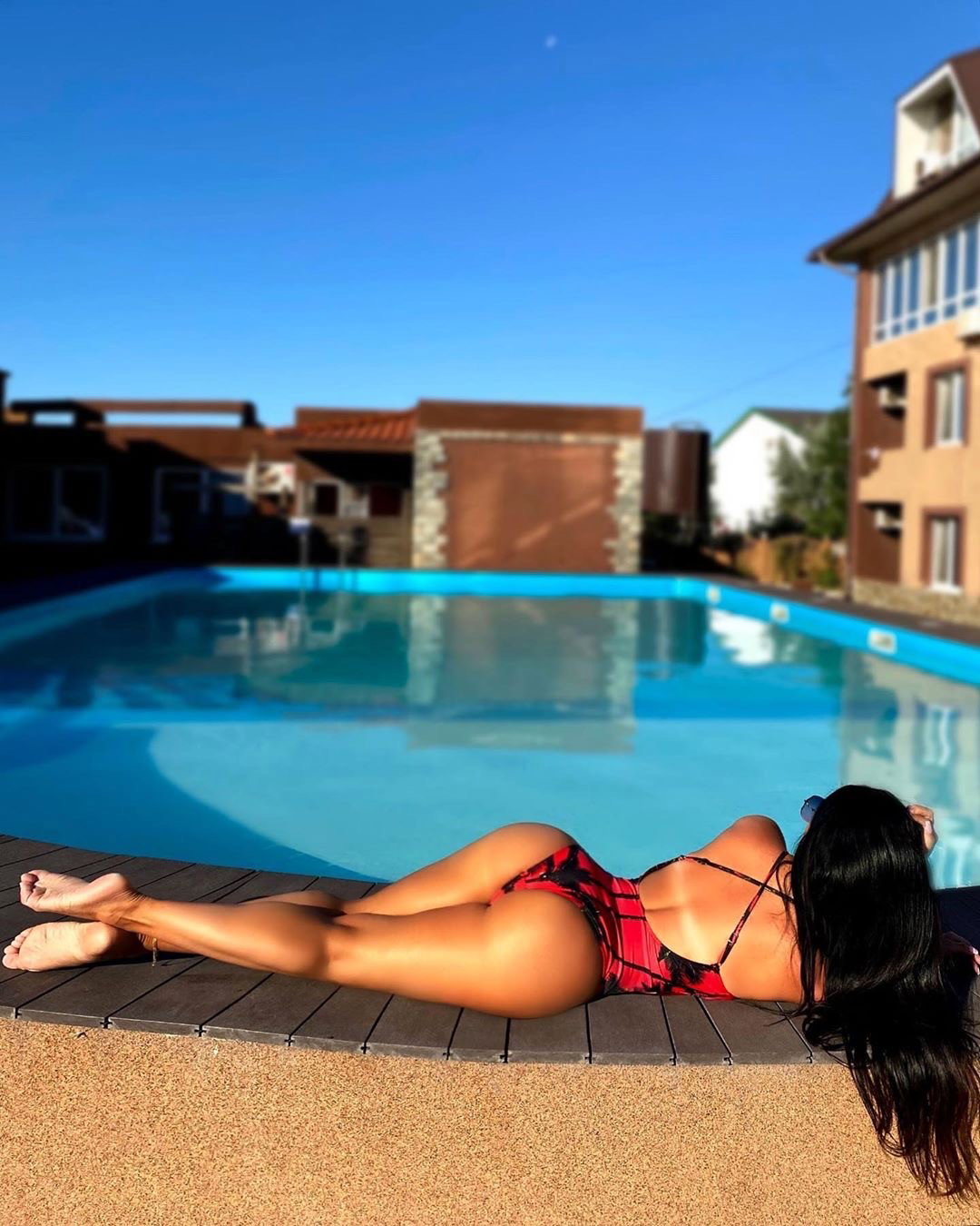 Photo by Caballerodoc4 with the username @Caballerodoc4,  December 3, 2020 at 1:07 AM. The post is about the topic Instagram Woman and the text says '#pool #brunette #ass #legs'