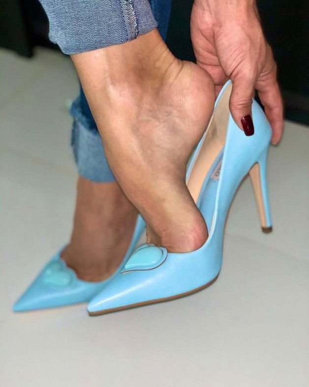 Photo by Caballerodoc4 with the username @Caballerodoc4,  December 20, 2023 at 5:41 PM. The post is about the topic Asses Feet and Legs and the text says '#instafeetlove #instafoot #perfectfeet #pezinhos #teamprettyfeet
#pezinhosdeprincesa #sensualfeet #feet #foot #womanfeet #feetcare #sandals #stiletto #tacchi #tacchialti #tacchietacchi #tacchiaspillo #highheels #blueshoes #bluestiletto'