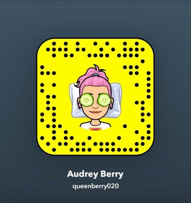 Album by queenberry020 with the username @queenberry020, who is a star user,  October 21, 2021 at 3:51 AM and the text says 'Who's around? Show some love on snapchat, will be making a show soon! 👄❤'