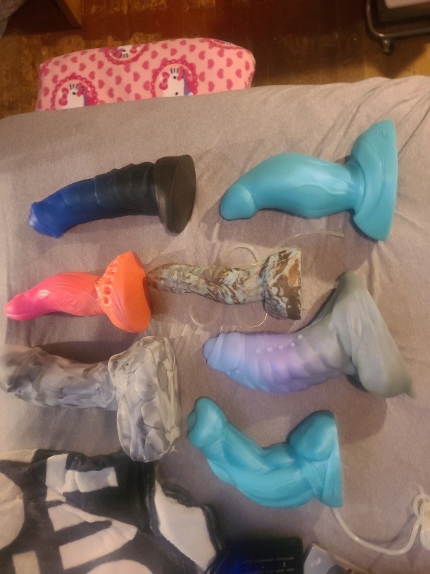 Photo by Sunshine with the username @LittleMisSunshine, who is a star user,  September 12, 2021 at 5:27 AM and the text says 'i think its safe to say i may have a slight addiction 😘 #sizequeen #baddragon'
