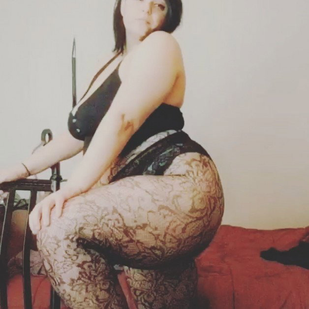 Photo by Tainted420 with the username @Tainted420, who is a star user,  February 1, 2021 at 4:38 PM. The post is about the topic Curvy