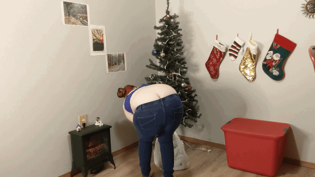 Photo by SpicedEnterprise with the username @spicesophia, who is a star user,  January 18, 2022 at 6:15 AM. The post is about the topic Manyvids and the text says 'New butt crack reveal out now! Why are you just standing there cum help me so this tree! https://www.manyvids.com/Video/3322727/Buttcrack-Exposed-Taking-Down-Tree/'