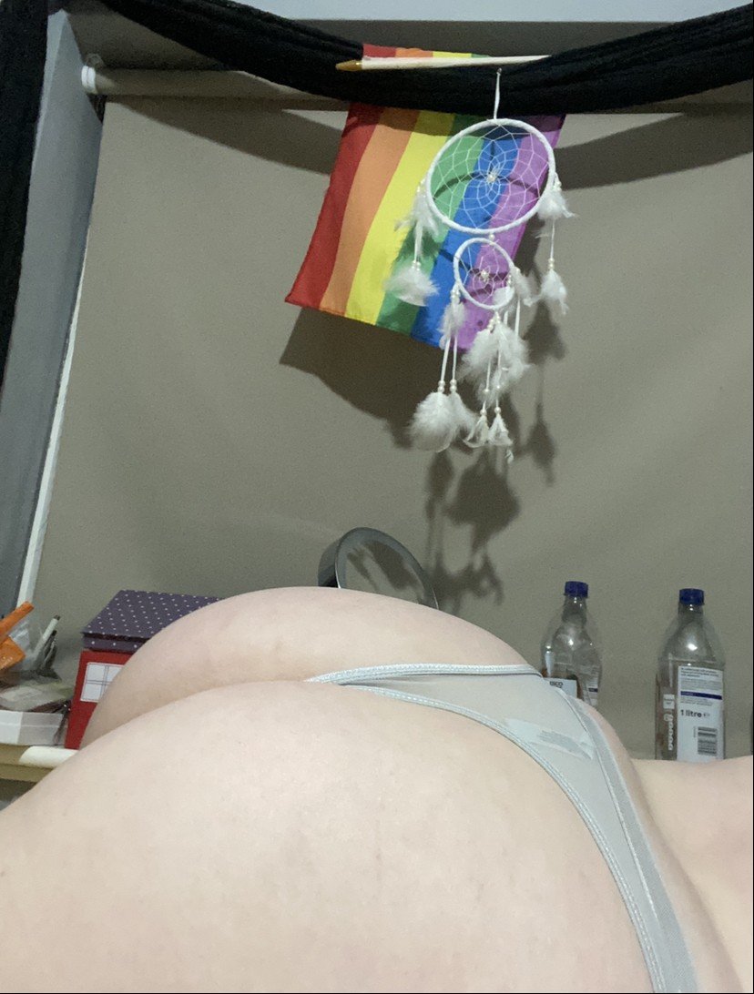 Photo by Tilly 💕 with the username @Xoxtillyxox,  October 22, 2020 at 8:08 PM. The post is about the topic Ass and the text says 'i sell pics, vids and panties! 💕 DM me or theres a link in my bio! 😈'