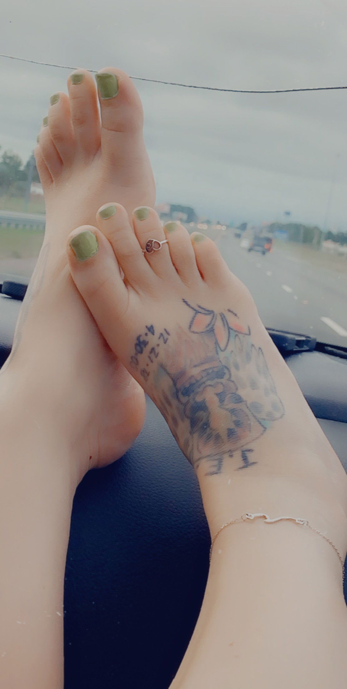 Photo by Happyfeet89 with the username @Happyfeet89, who is a star user,  September 30, 2020 at 1:44 PM and the text says '#feet #feetpig #feetforsale #footfettish #buymyfeet #foot'