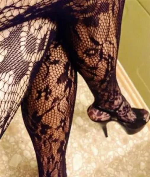 Photo by Lacey27 with the username @Lacey27,  October 23, 2020 at 12:21 AM. The post is about the topic Sexy toes in fishnets