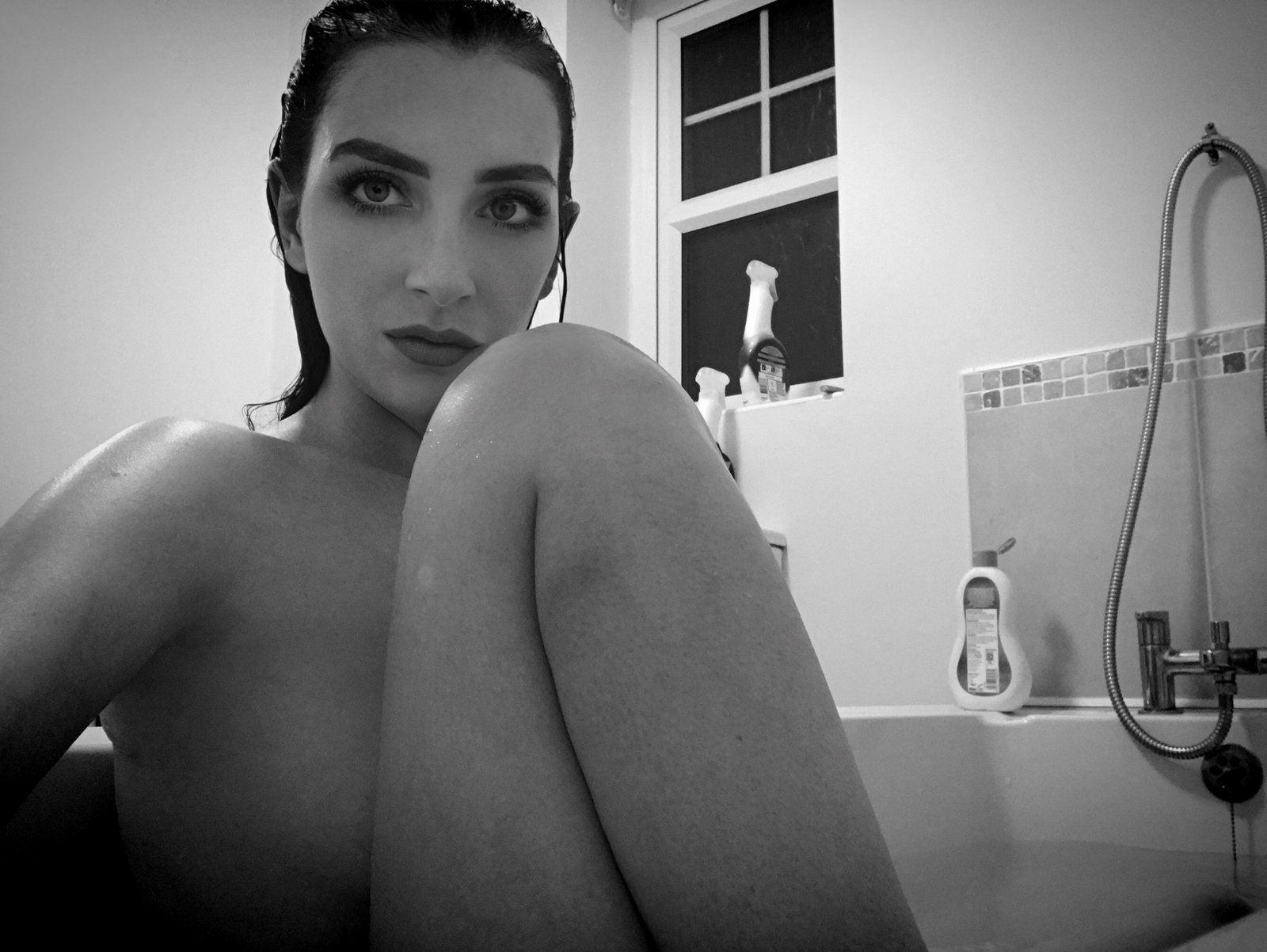 Photo by Elizabeth-xo with the username @Elizabeth-xo,  December 5, 2020 at 1:13 AM. The post is about the topic Wet and the text says 'Bathe with me'