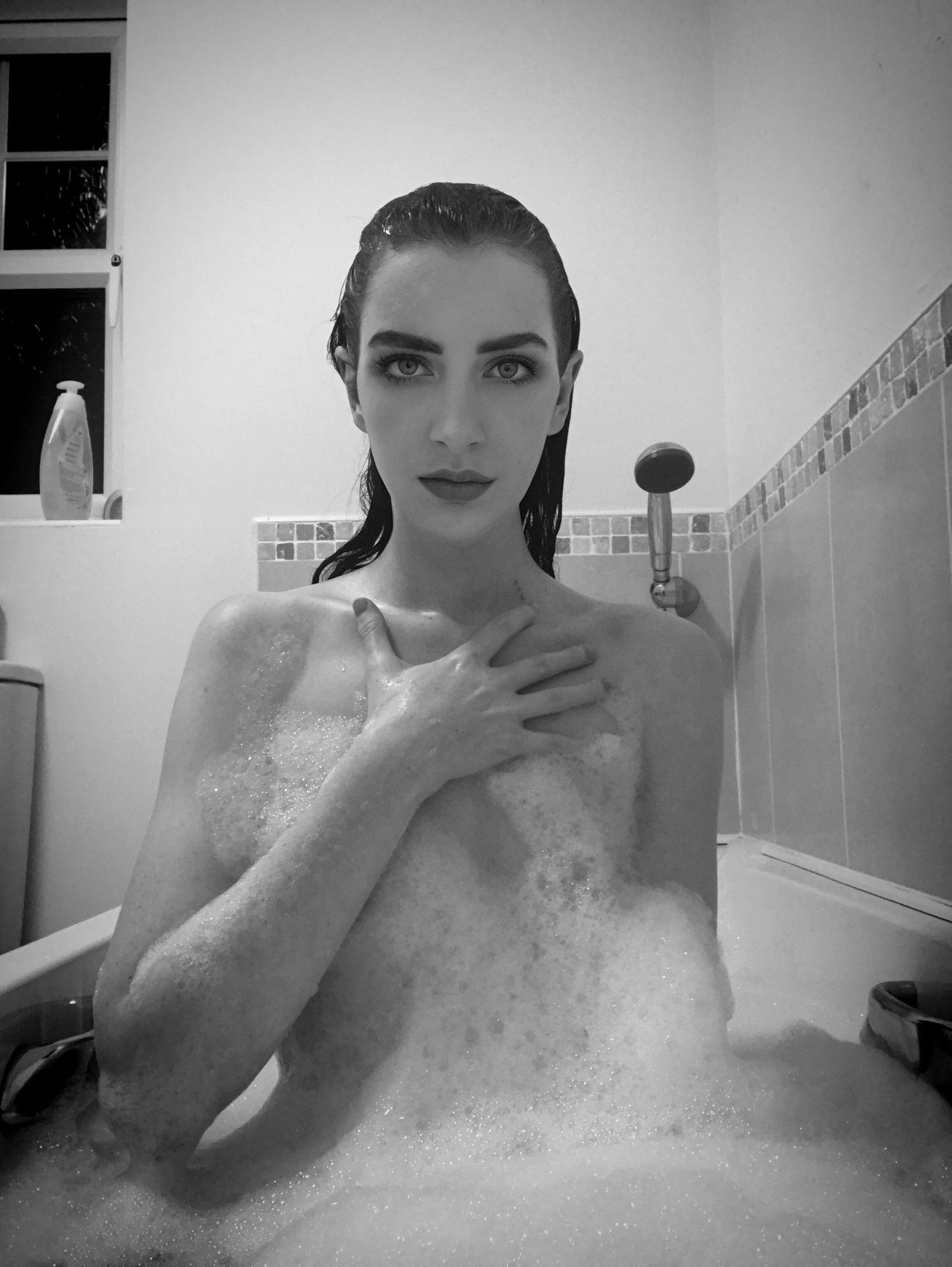 Photo by Elizabeth-xo with the username @Elizabeth-xo,  November 19, 2020 at 6:43 PM. The post is about the topic Bathroom scenes and the text says 'Bathe with me'