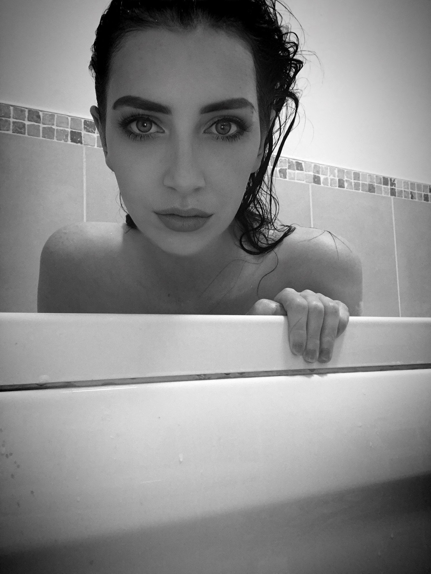Photo by Elizabeth-xo with the username @Elizabeth-xo,  October 21, 2020 at 2:03 PM and the text says 'It’s a fact that when you're in the tub with someone, you let down all of your defenses, so each touch becomes all the more intimate. Sounds delightful doesn’t it?'