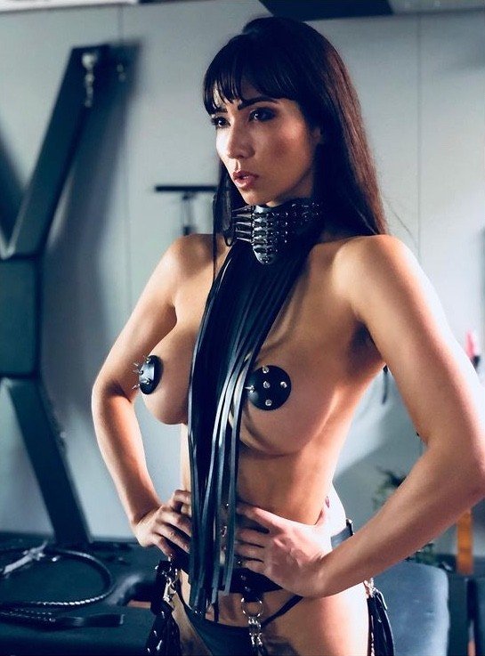 Photo by MistressXL with the username @MistressXL,  January 9, 2021 at 1:40 AM and the text says 'Come and experience real domination'