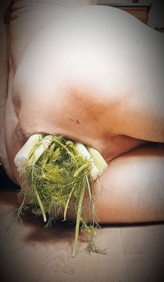 Photo by Camille Anal Slutty with the username @CamilleExtremeAnal,  June 26, 2022 at 6:48 PM. The post is about the topic Extreme anal insertion and the text says 'anal fennel insertion'