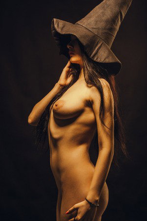 Photo by American Brit with the username @Dnddom1992,  December 5, 2020 at 1:15 AM and the text says '#witch #cosplay'
