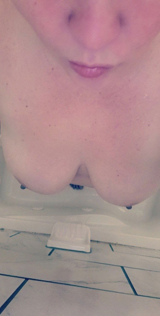 Photo by enchantress.crystal with the username @enchantress.crystal, who is a verified user,  November 12, 2021 at 1:53 PM. The post is about the topic Sexy BBWs and the text says 'what would u go for? my lips?  or tits?'