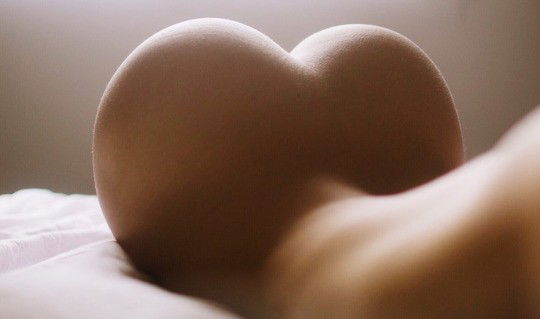 Photo by EdenicNaturism with the username @EdenicNaturism,  November 21, 2018 at 12:08 PM and the text says 'Next up is the loveliest bottom in the world. [also my avatar]'