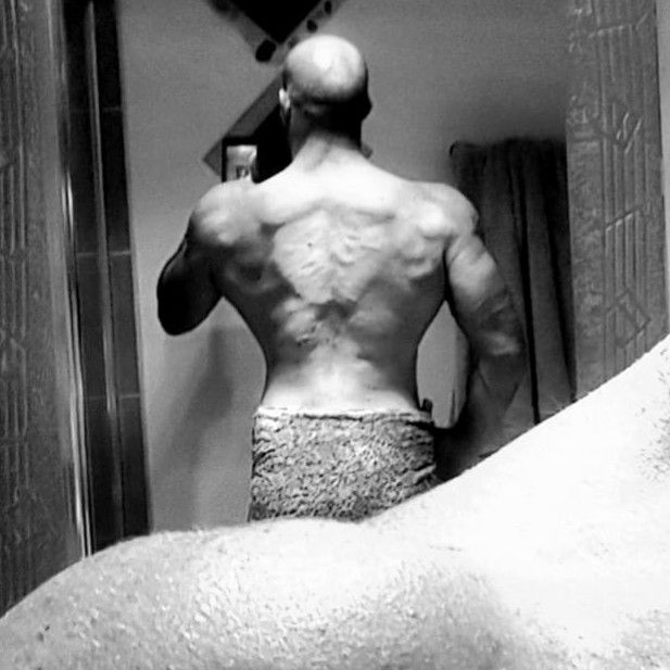 Photo by craezy322 with the username @craezy322,  December 16, 2020 at 3:38 AM and the text says 'if you want the pictures to keep coming,  like, share and follow #muscles #muscular  #strong #fit #back #blacknwhite'