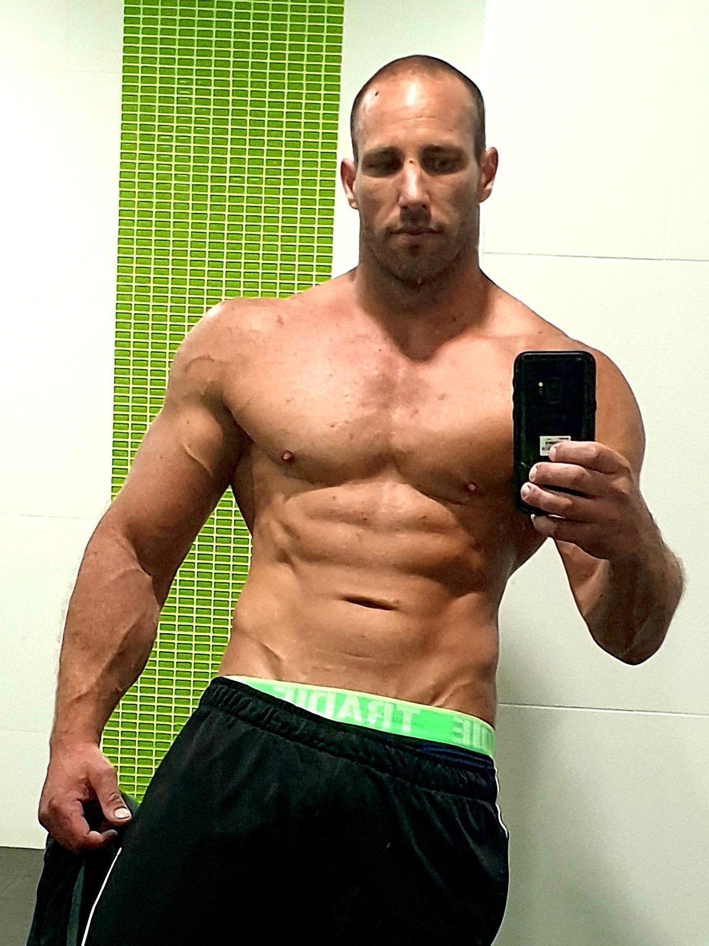 Photo by craezy322 with the username @craezy322,  December 16, 2020 at 2:53 AM and the text says '#muscular #masculine #fit #selfy #man'