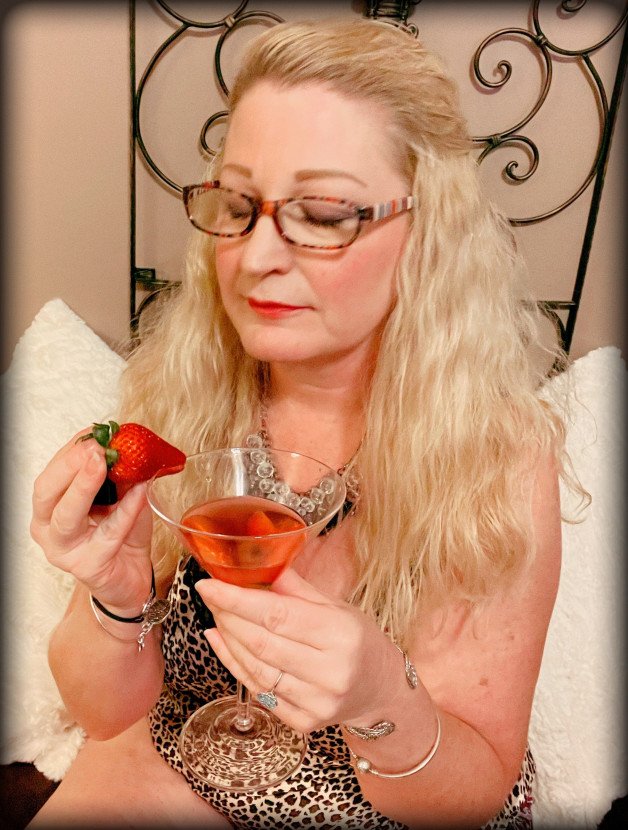 Photo by cougarliciousnc with the username @cougarliciousnc, who is a star user,  May 12, 2021 at 1:58 AM. The post is about the topic MILF and the text says 'A cougar does love her cocktails!'