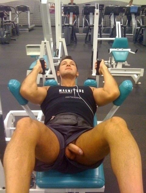 Photo by LeFoutre with the username @LeFoutre,  February 3, 2020 at 9:08 AM. The post is about the topic Gym Dudes and the text says 'I need to find tbis gym and join'