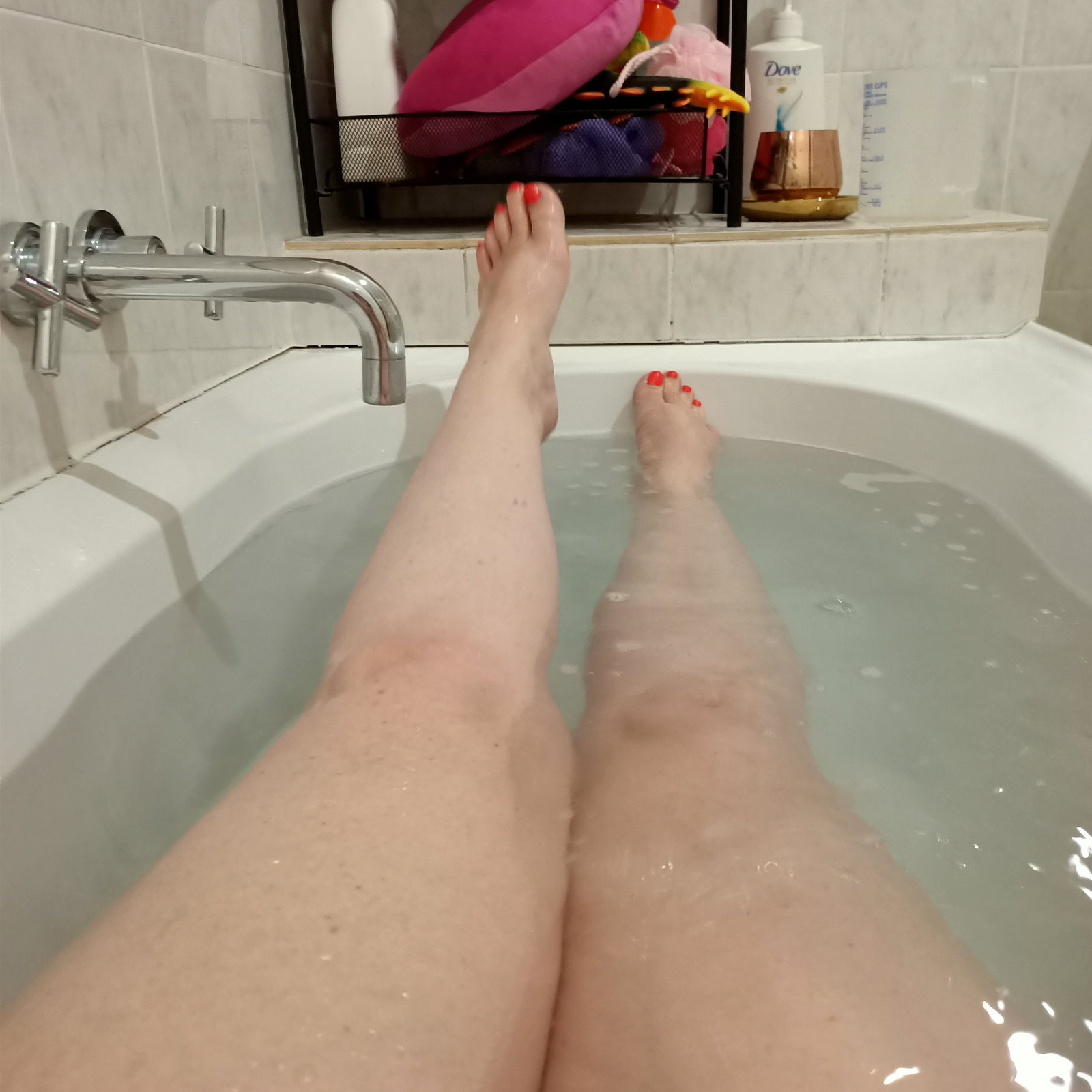 Photo by ShouldIBeDoinThis with the username @ShouldIBeDoinThis,  January 10, 2021 at 7:44 AM. The post is about the topic Amateurs and the text says 'nice hot bath'