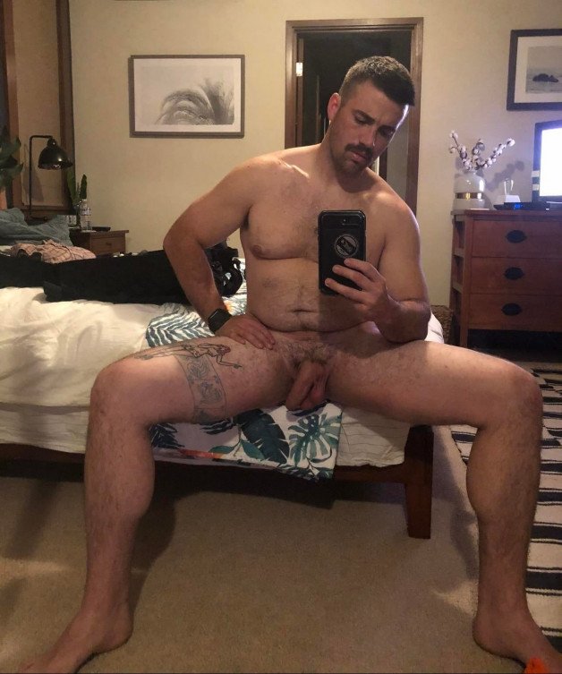 Photo by Idkjl with the username @Idkjl,  February 14, 2022 at 2:09 AM. The post is about the topic Gay Amateur and the text says 'nice daddy here ;-)'