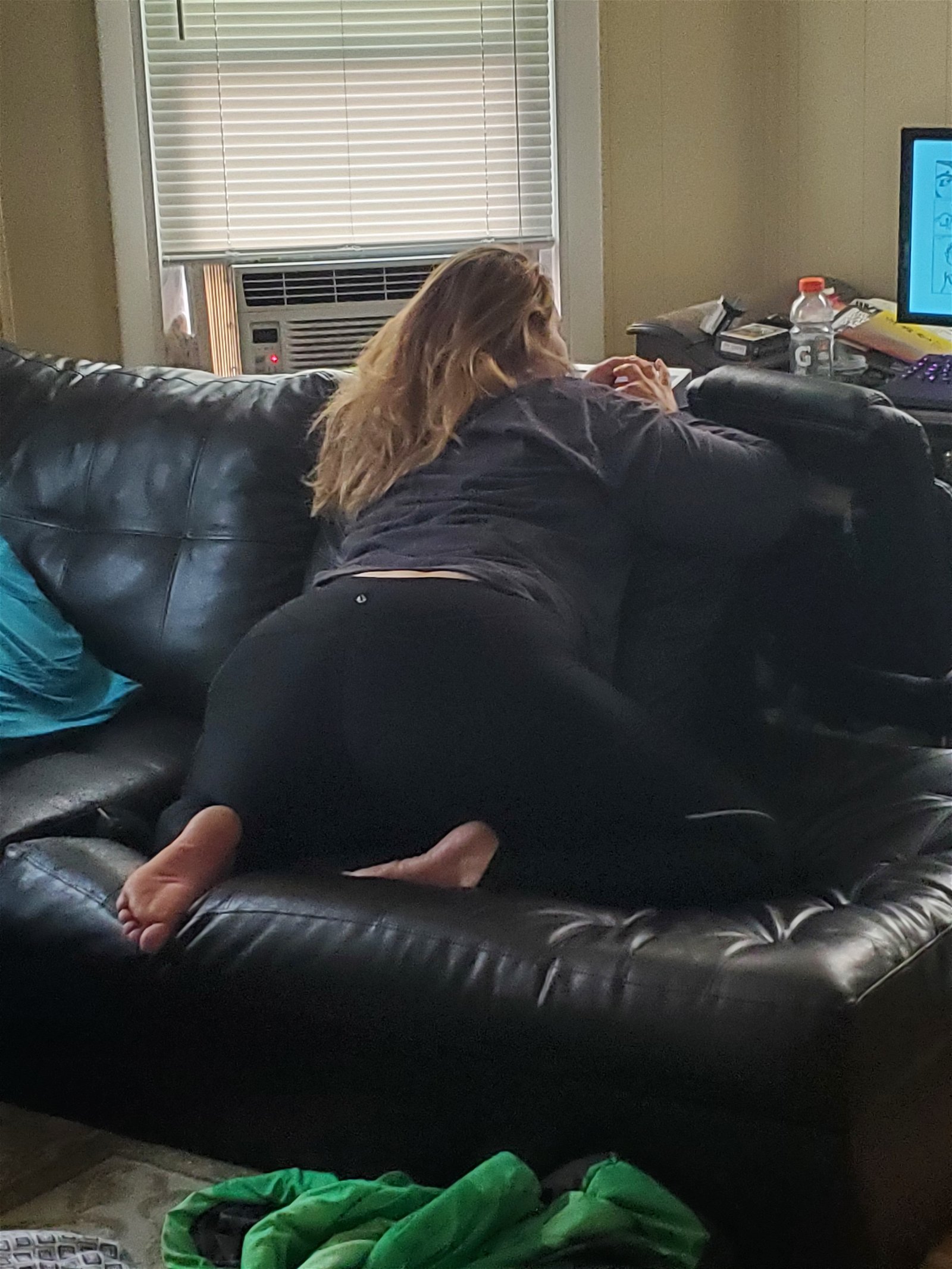 Photo by xsinfultemptationsx with the username @xsinfultemptationsx, who is a star user,  September 15, 2020 at 10:22 PM. The post is about the topic Yoga Pants, Ass, Creep Shots, Heels, Legs and the text says 'big booty milf just begging to get fucked 🤤'