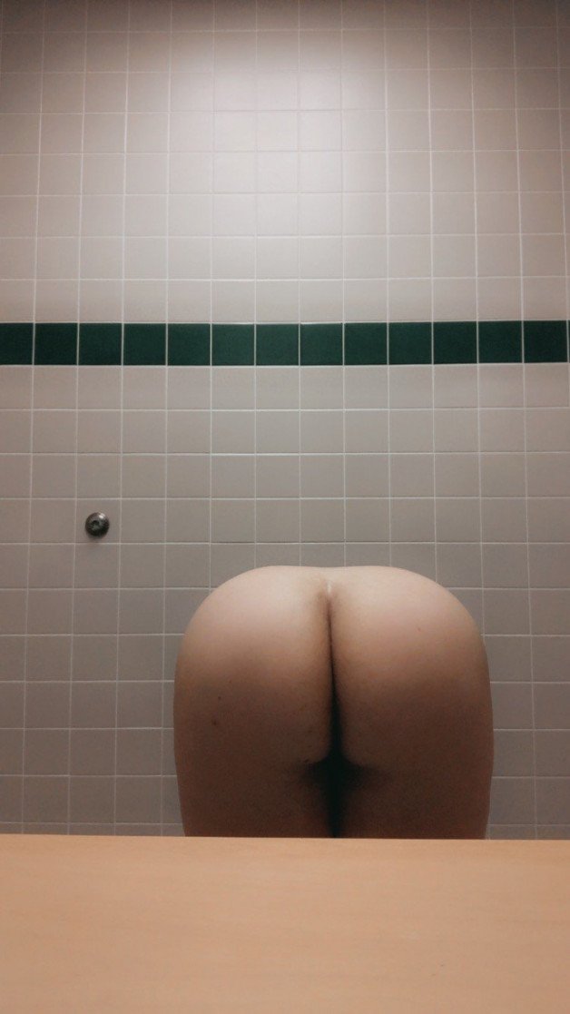 Photo by jess98102876 with the username @jess98102876,  February 23, 2021 at 8:54 AM. The post is about the topic Ass and the text says 'anyone want to come tap this ass 😋'