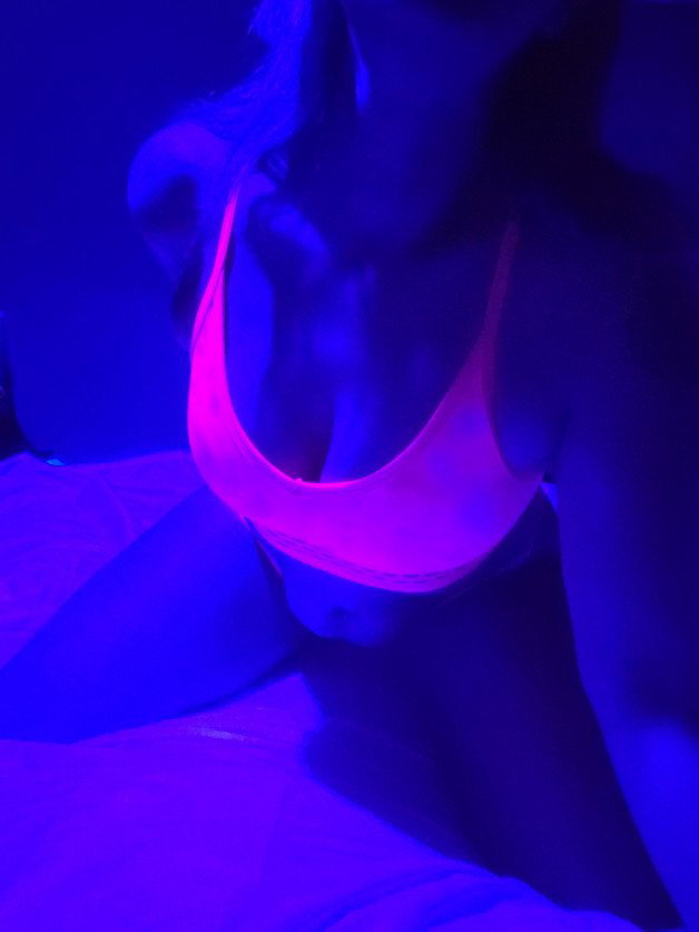 Photo by Kellie-HQ with the username @Kellie-HQ, who is a star user,  January 22, 2021 at 10:52 PM. The post is about the topic Blacklight fun