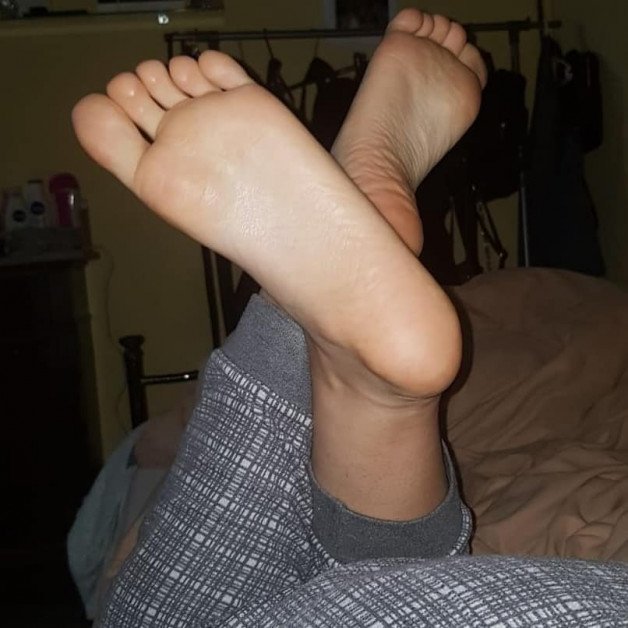 Photo by notbutterguy with the username @notbutterguy,  October 19, 2023 at 4:33 AM. The post is about the topic Feet in the pose