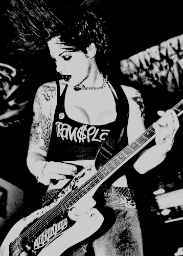 Photo by earlgreyatmidnight with the username @earlgreyatmidnight,  November 23, 2018 at 7:56 PM and the text says '#the  #distillers  #brody  #dalle  #music  #punk  #rock'